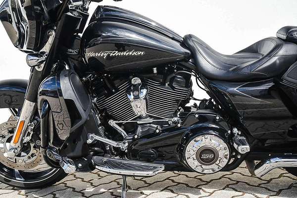 2017 Harley-Davidson CVO Street Glide 114 (FLHXSE) Touring
