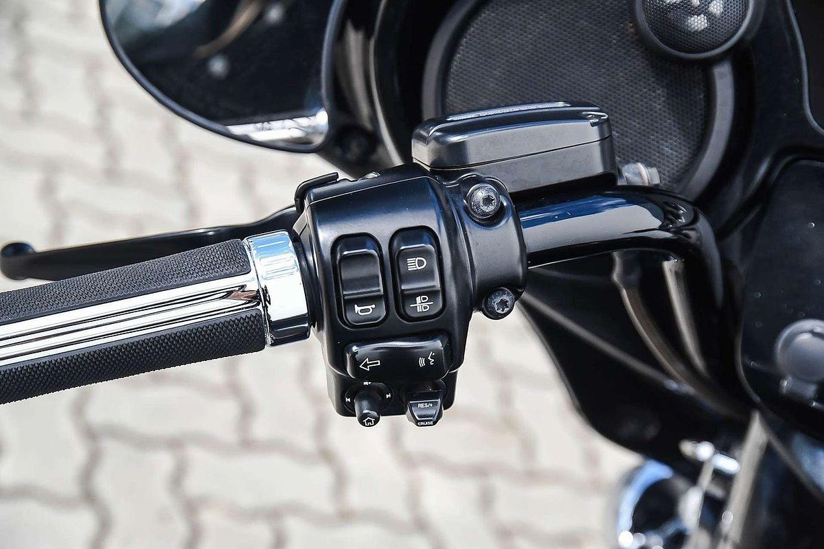 2017 Harley-Davidson CVO Street Glide 114 (FLHXSE) Touring