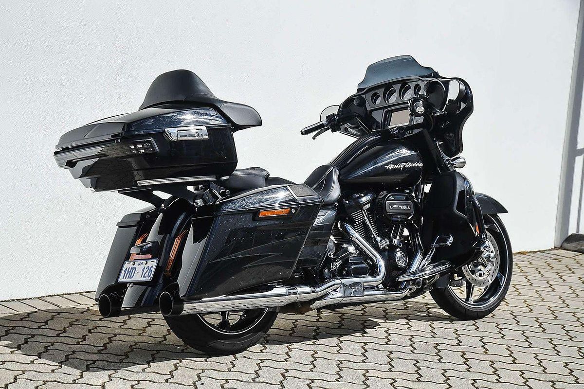 2017 Harley-Davidson CVO Street Glide 114 (FLHXSE) Touring
