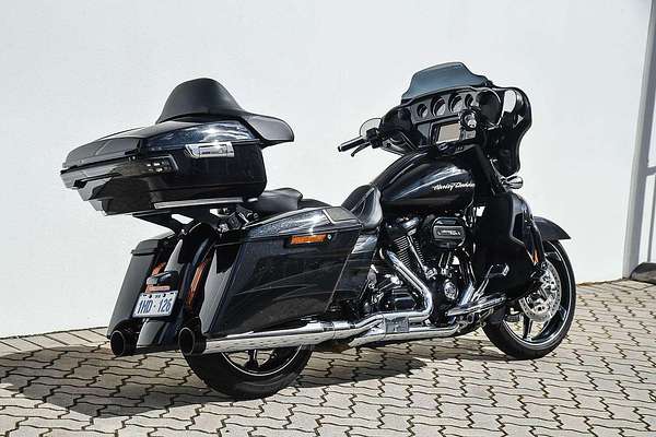 2017 Harley-Davidson CVO Street Glide 114 (FLHXSE) Touring