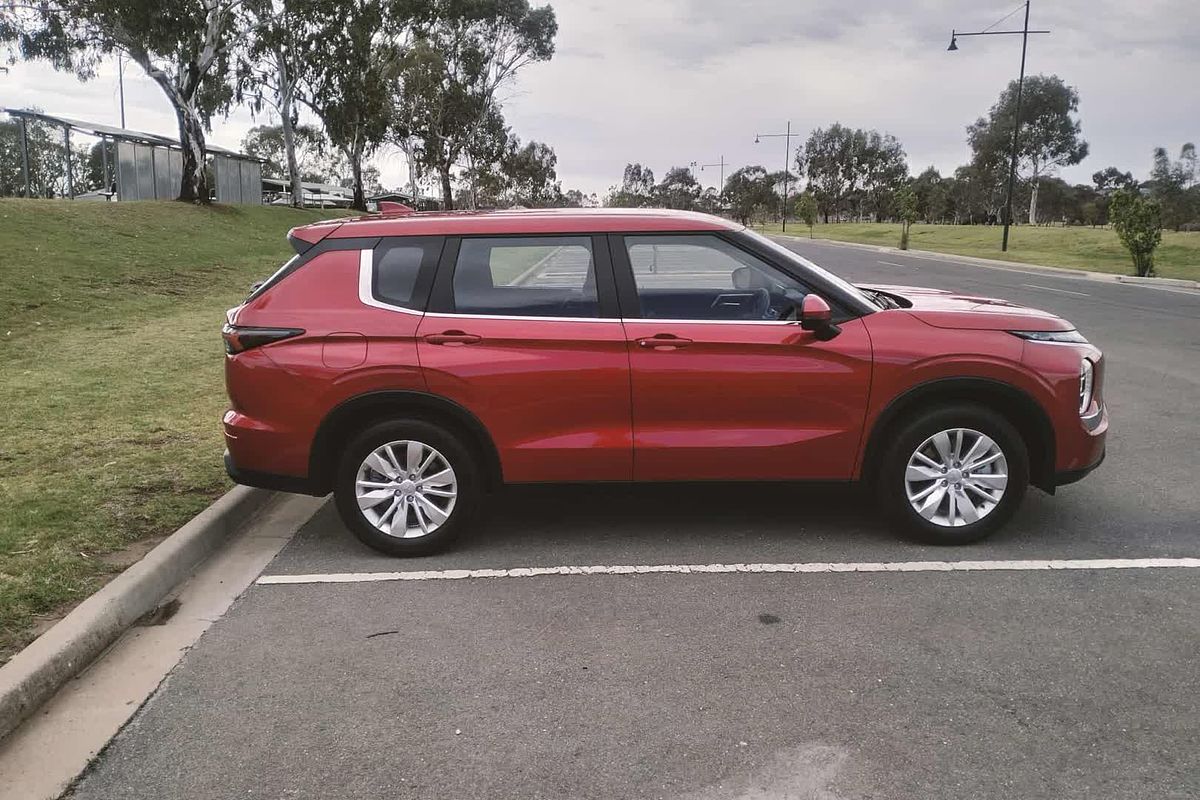 2025 Mitsubishi Outlander ES ZM