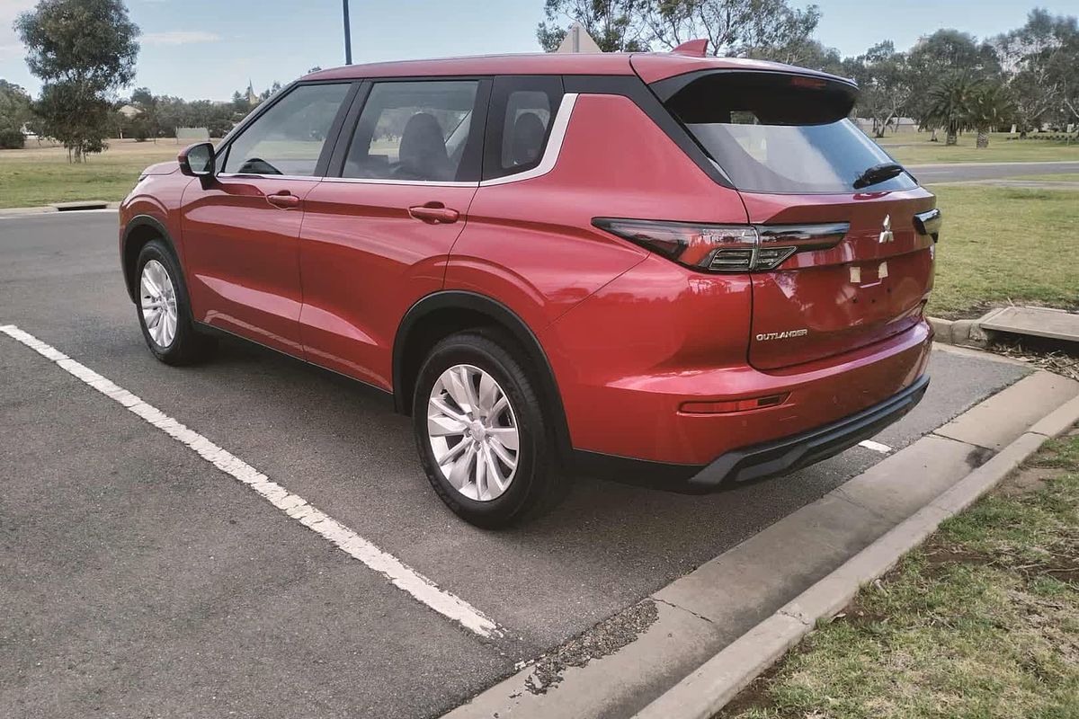 2025 Mitsubishi Outlander ES ZM