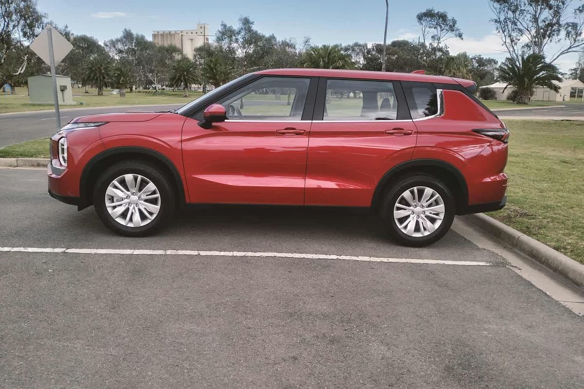 2025 Mitsubishi Outlander ES ZM