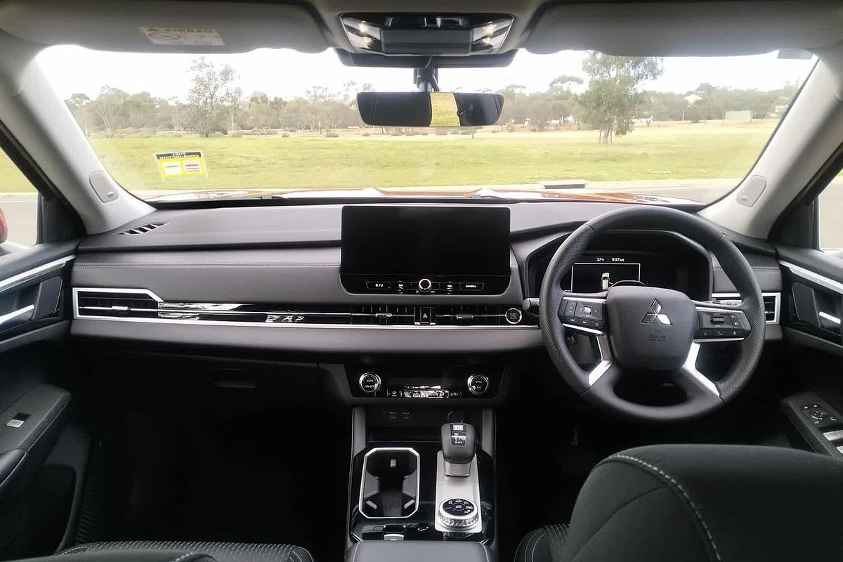 2025 Mitsubishi Outlander ES ZM