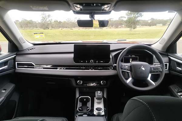 2025 Mitsubishi Outlander ES ZM