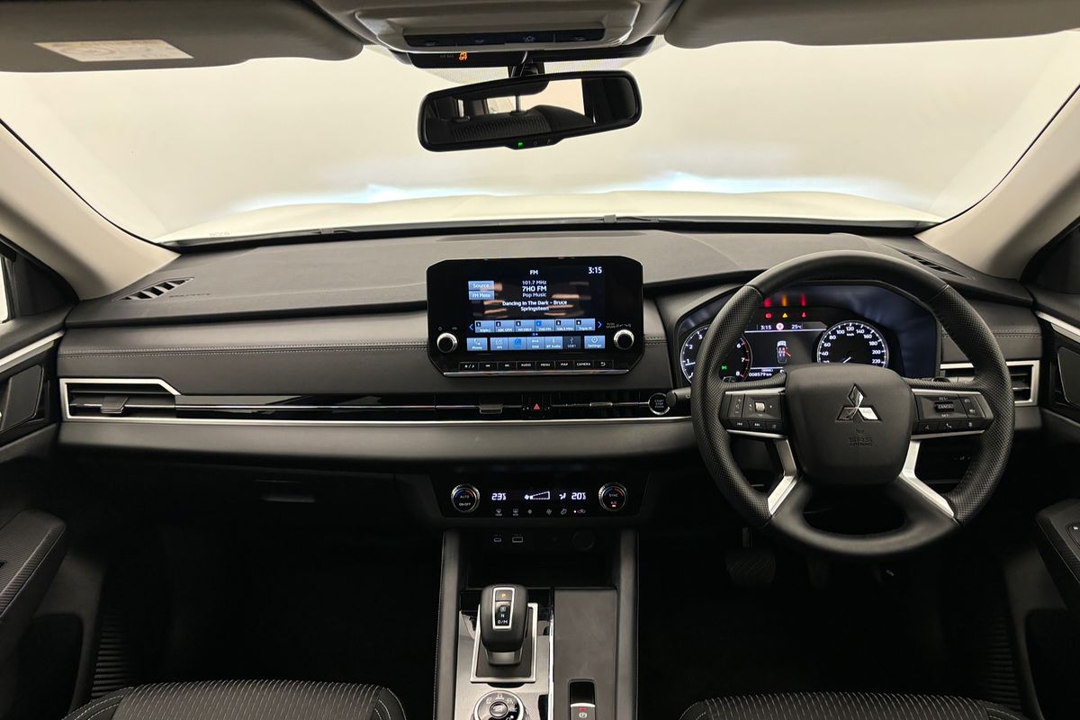 2024 Mitsubishi Outlander LS ZM