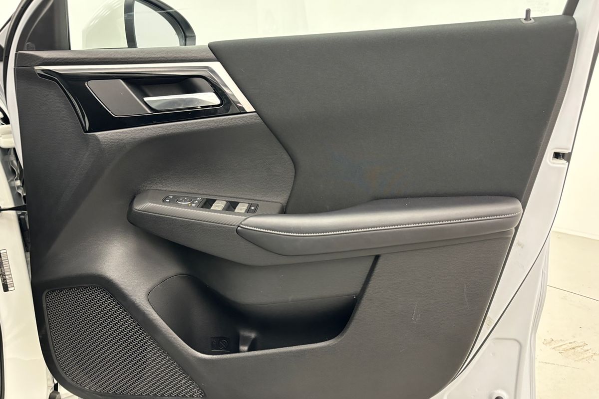 2024 Mitsubishi Outlander LS ZM
