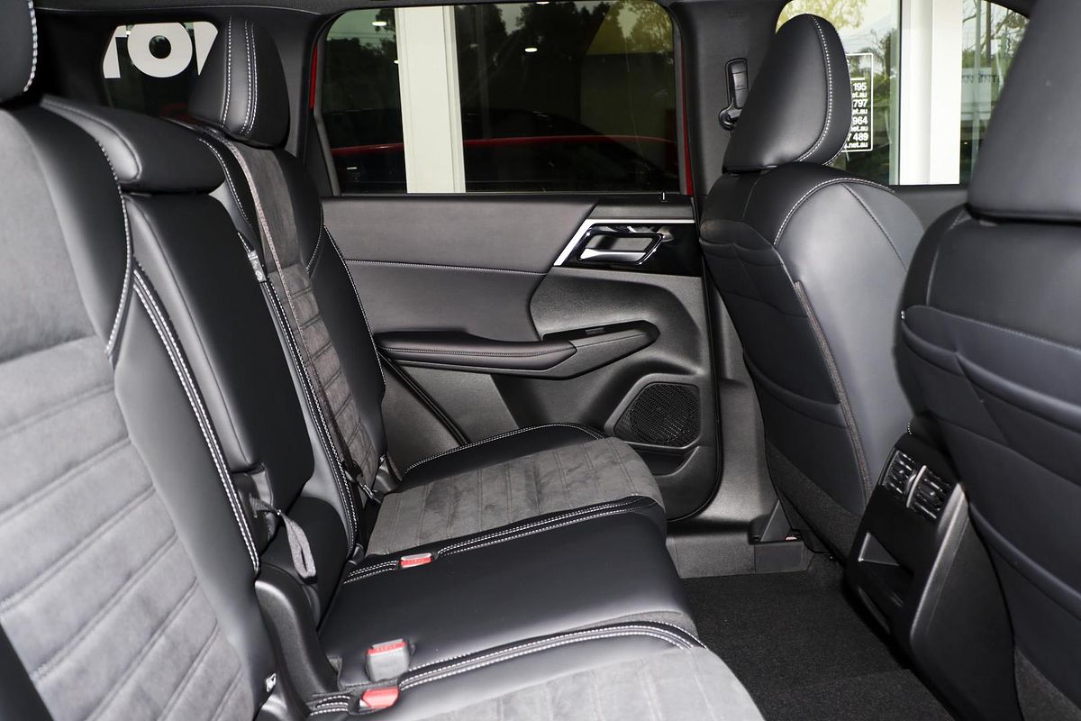 2024 Mitsubishi Outlander Black Edition ZM