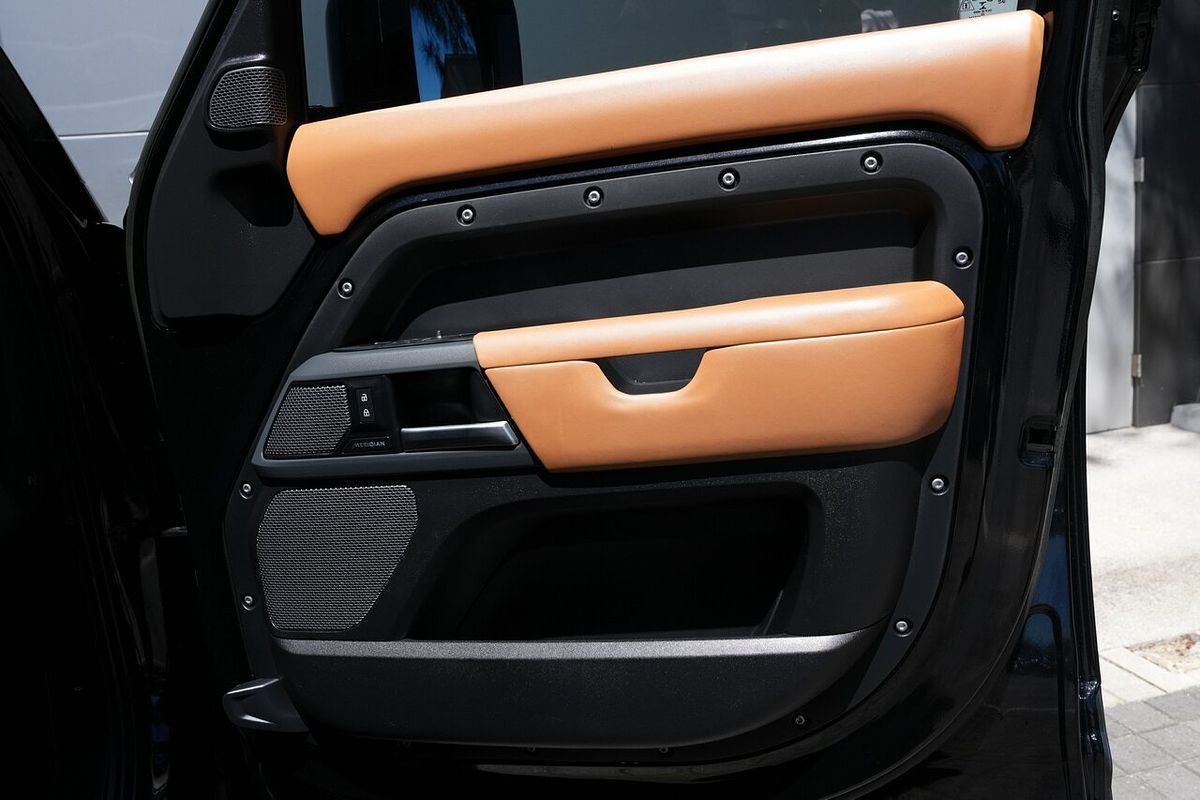 2022 Land Rover Defender 110 D300 X-Dynamic HSE L663
