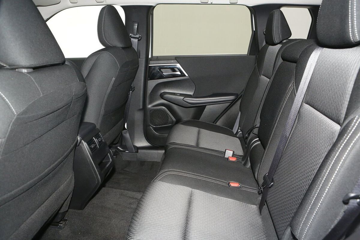 2024 Mitsubishi Outlander LS ZM