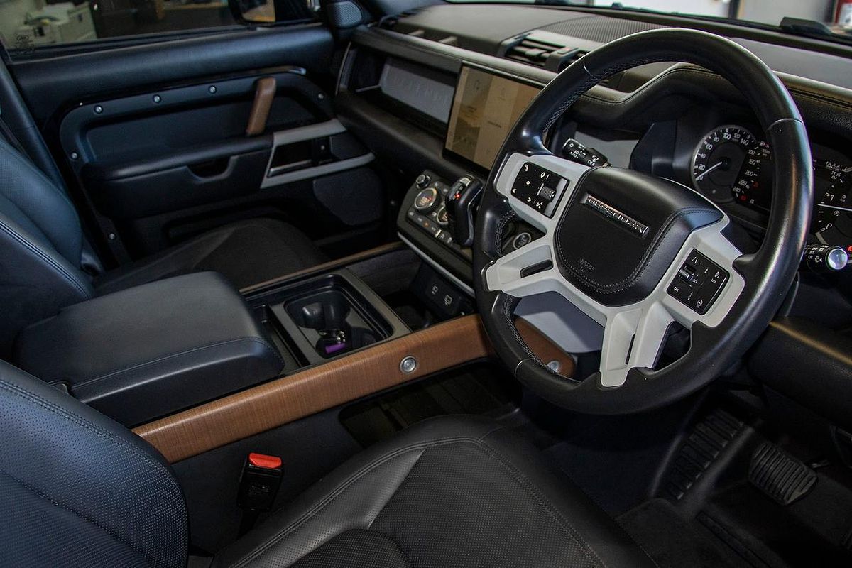 2022 Land Rover Defender 110 D300 SE L663