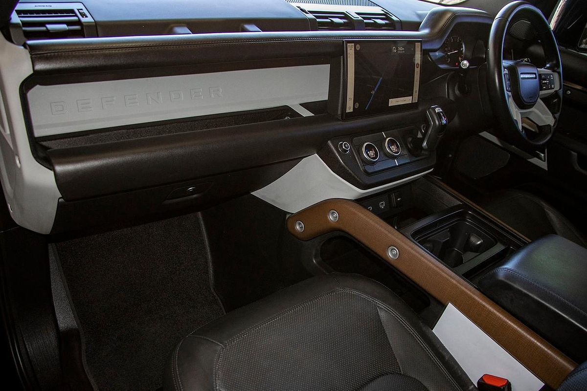 2022 Land Rover Defender 110 D300 SE L663