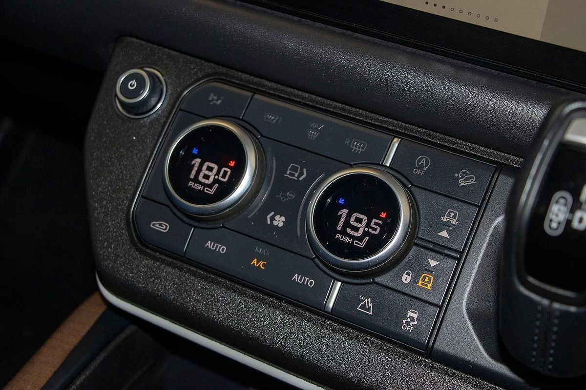 2022 Land Rover Defender 110 D300 SE L663