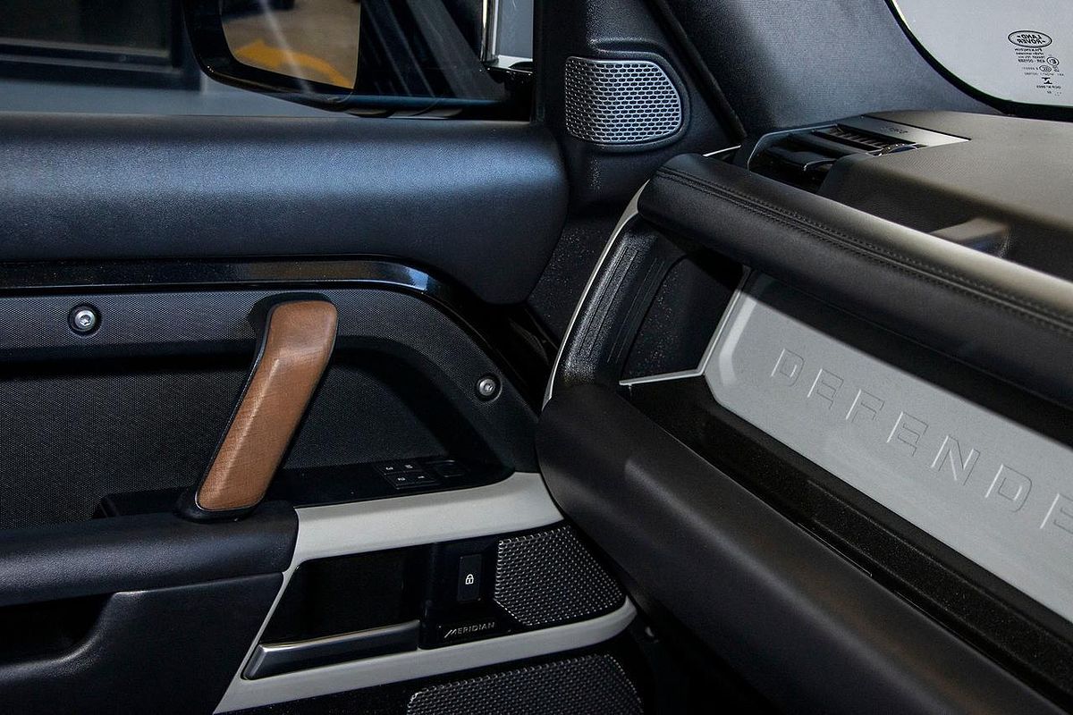 2022 Land Rover Defender 110 D300 SE L663