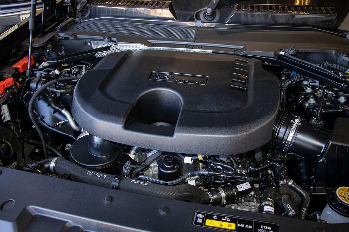 2022 Land Rover Defender 110 D300 SE L663