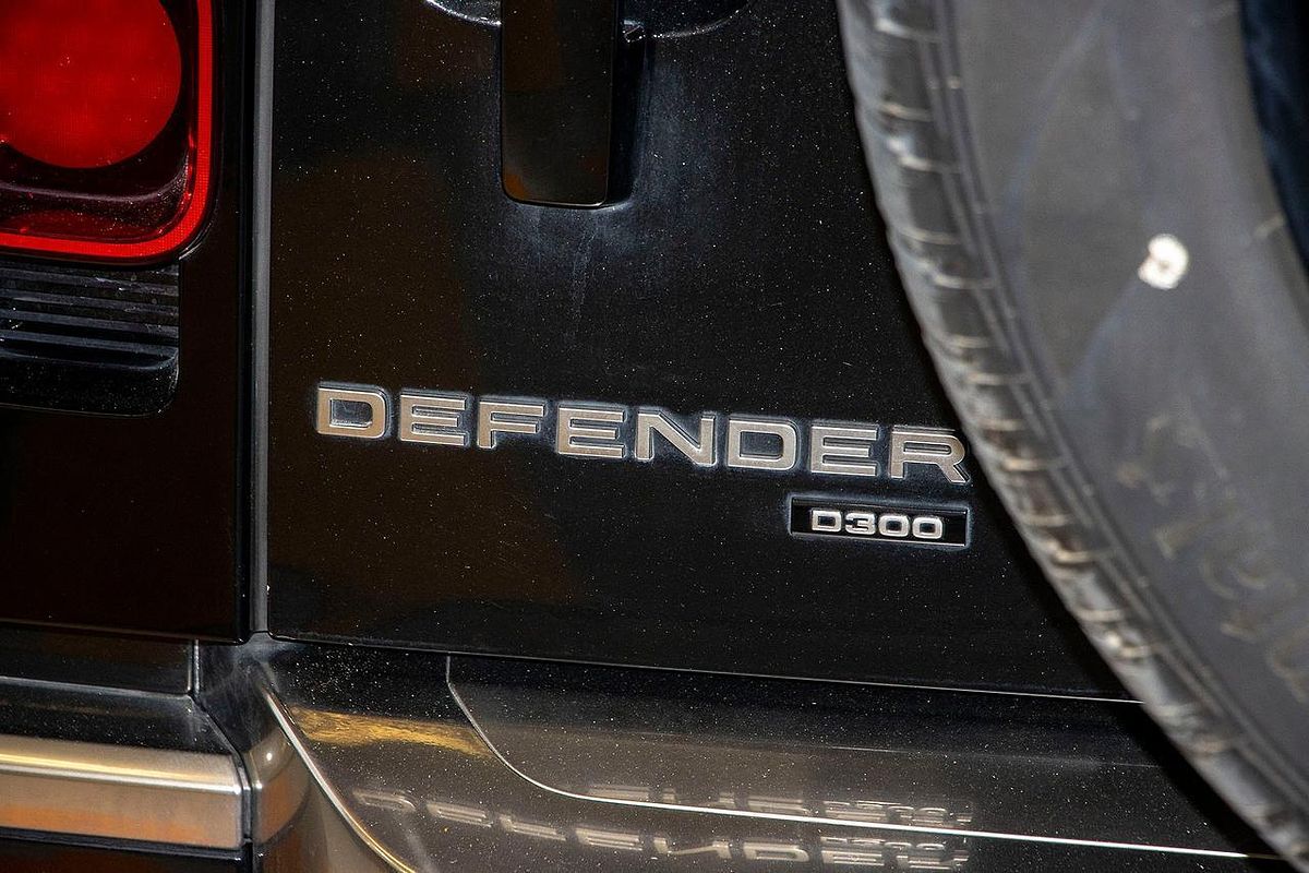 2022 Land Rover Defender 110 D300 SE L663