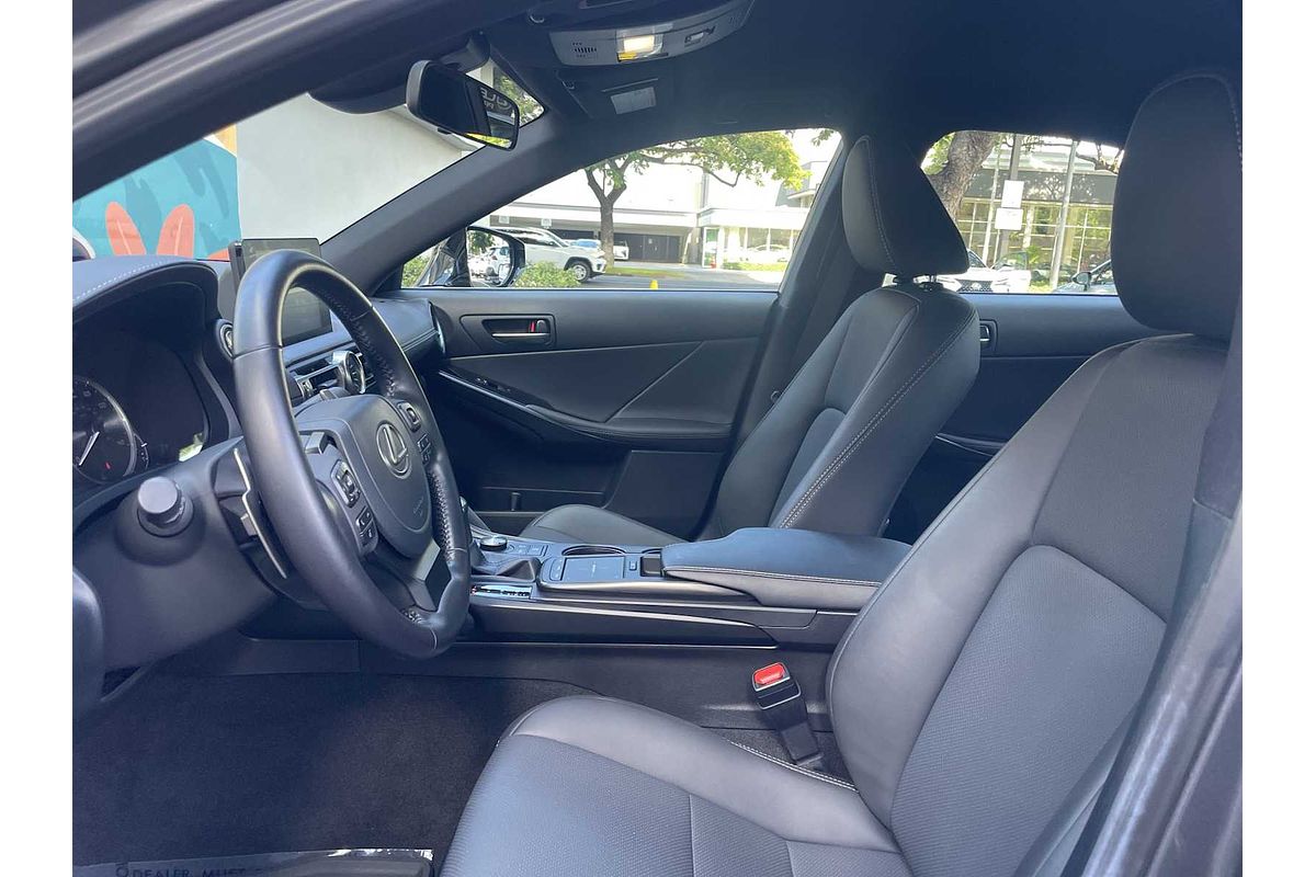 2022 Lexus IS