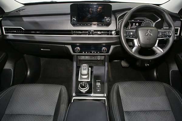 2024 Mitsubishi Outlander LS ZM