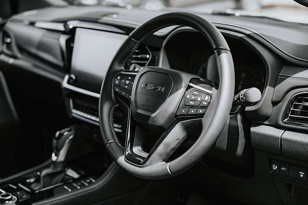 2025 Isuzu MU-X LS-T