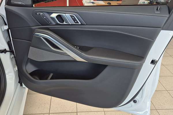 2019 BMW X6 M50i G06