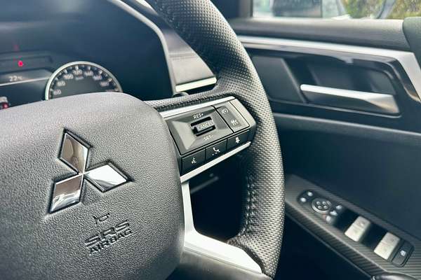 2024 Mitsubishi Outlander LS ZM