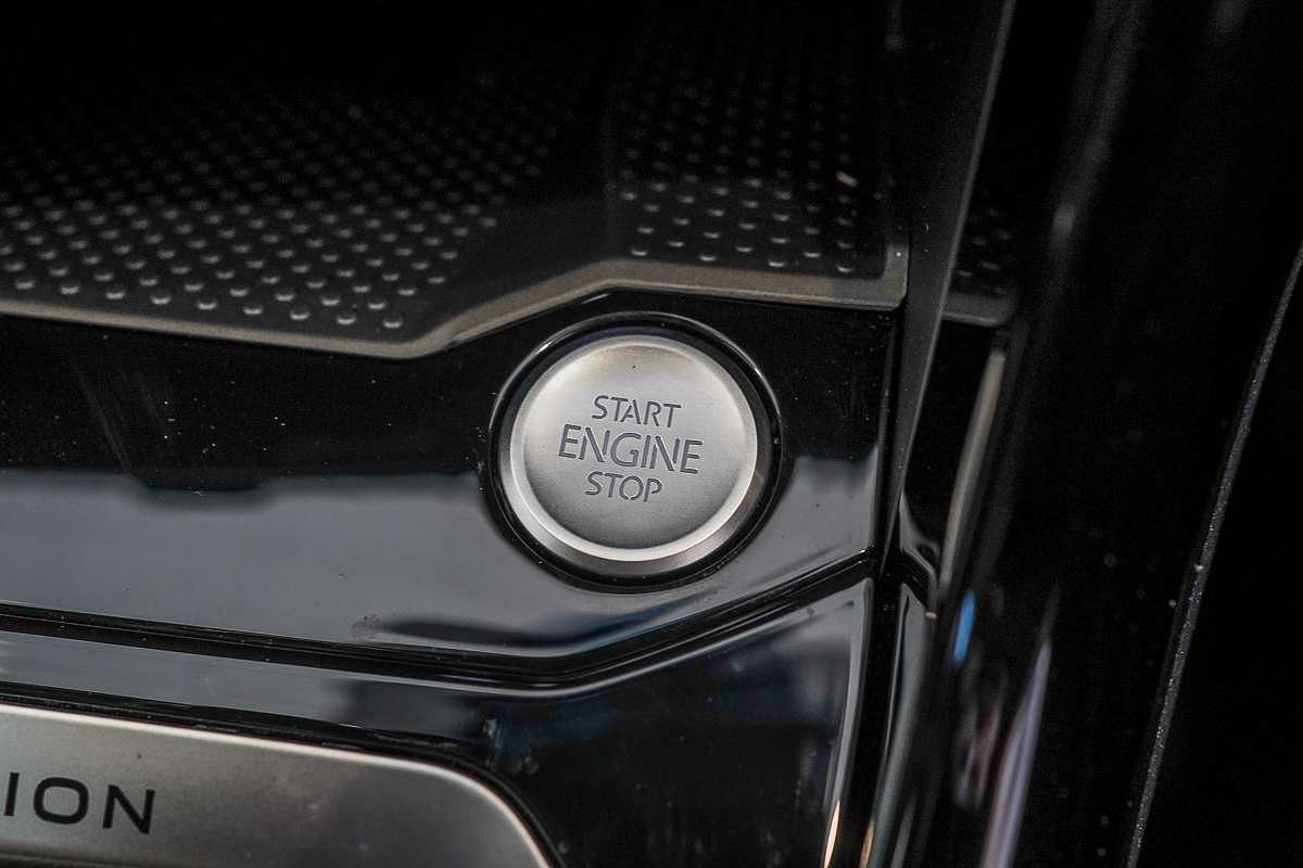 2025 Volkswagen T-Roc 140TSI R-Line D11