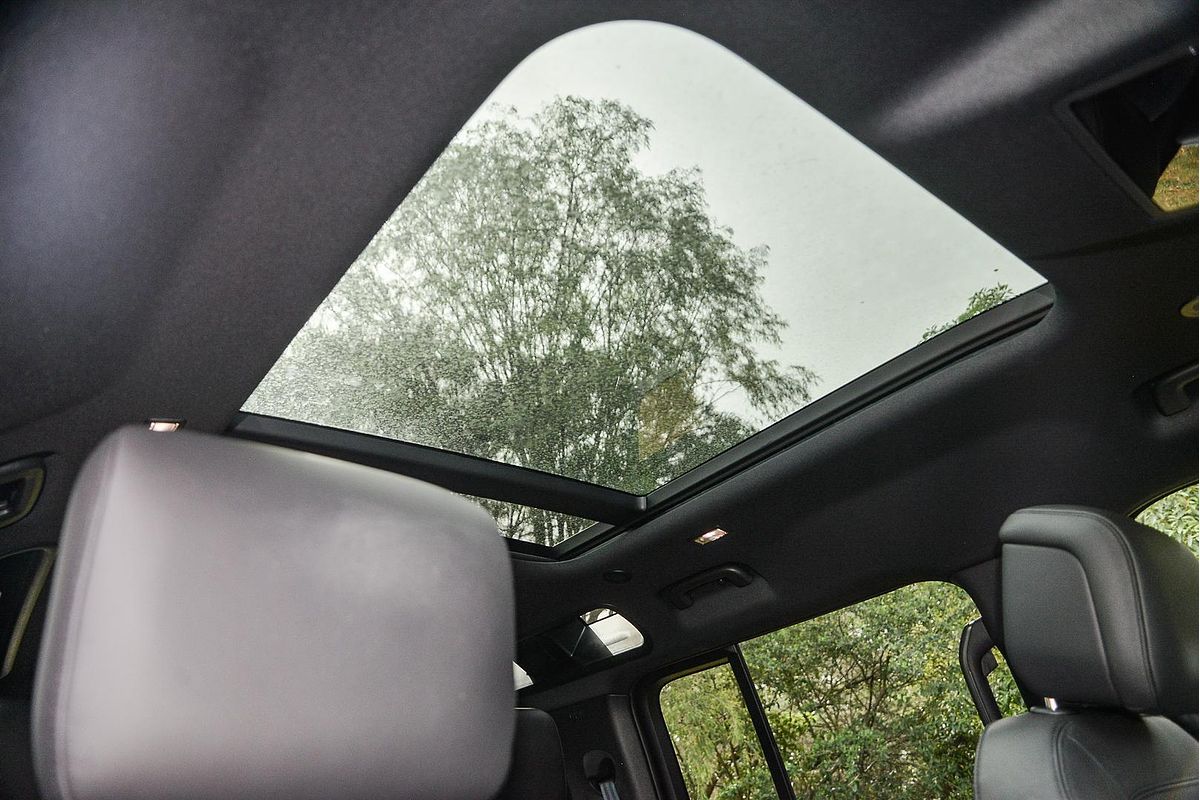 2024 Land Rover Defender 110 P400e X-Dynamic SE L663