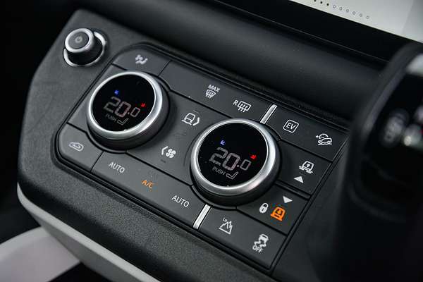 2024 Land Rover Defender 110 P400e X-Dynamic SE L663