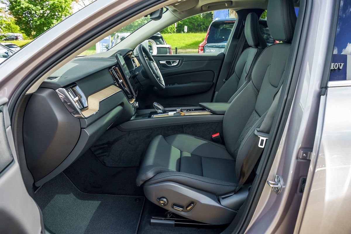 2025 Volvo XC60 Plus B5 Bright