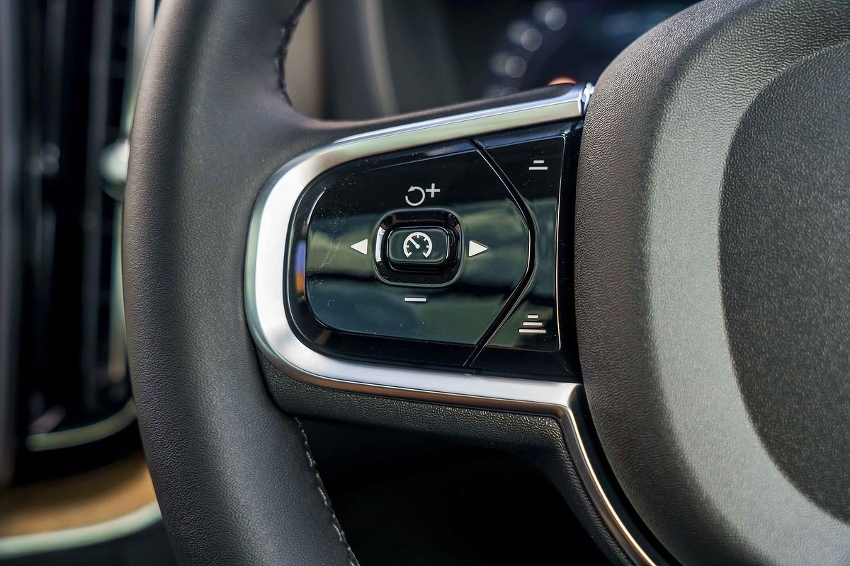 2025 Volvo XC60 Plus B5 Bright