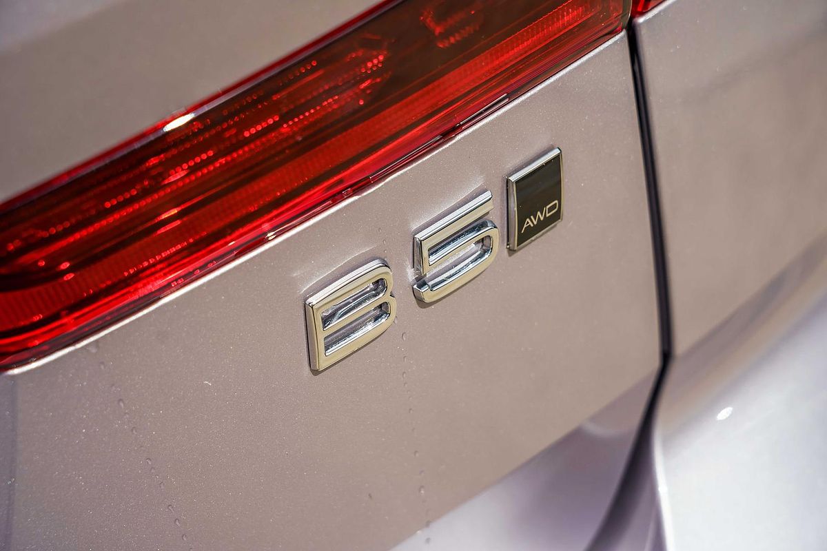2025 Volvo XC60 Plus B5 Bright