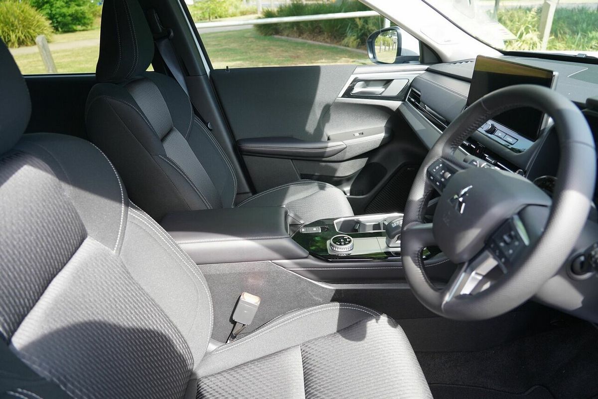 2025 Mitsubishi Outlander LS ZM
