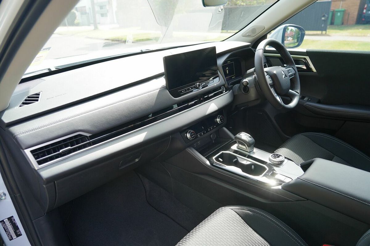 2025 Mitsubishi Outlander LS ZM
