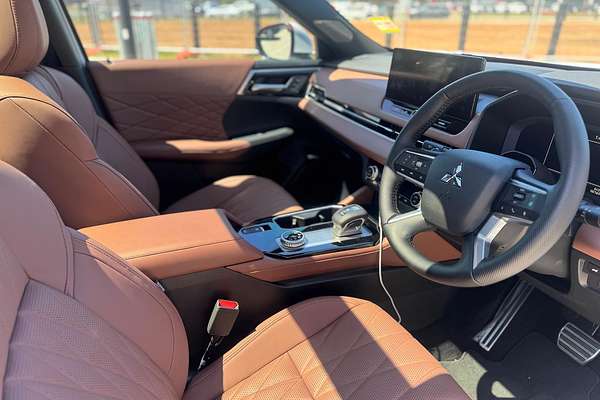 2025 Mitsubishi Outlander Exceed Tourer ZM