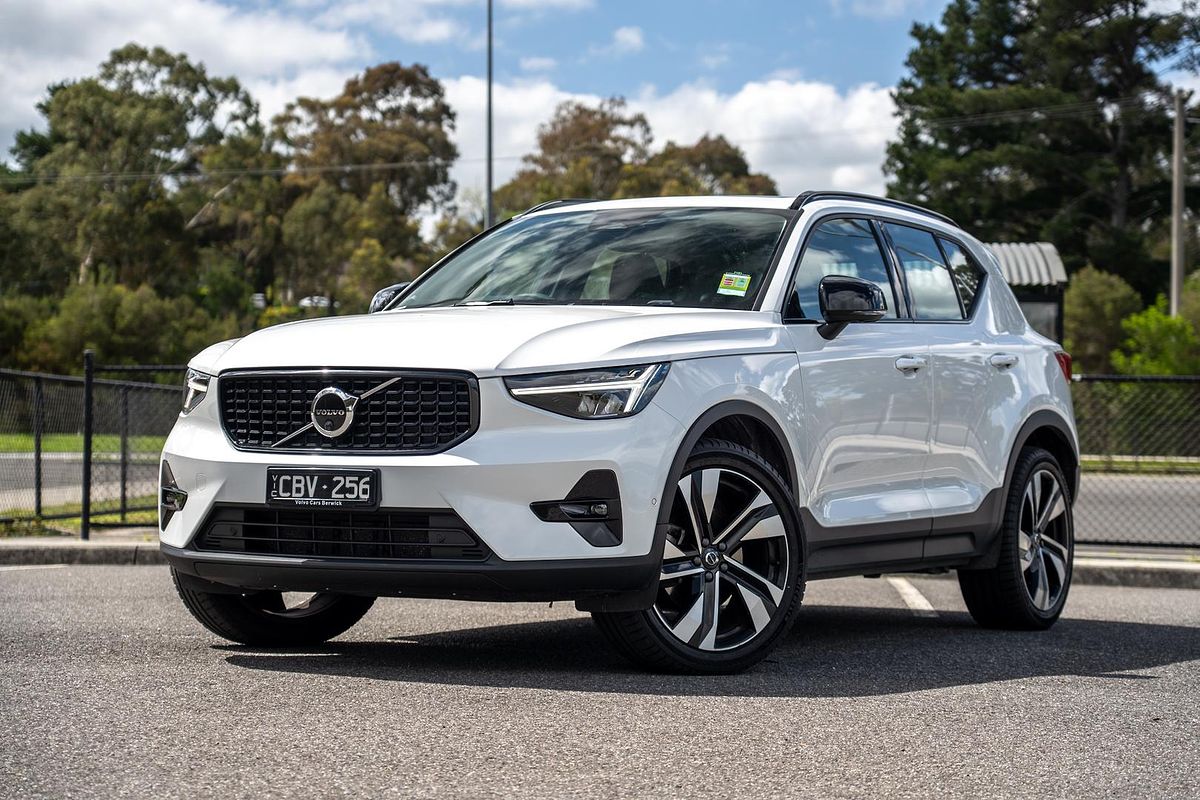 2022 Volvo XC40 Ultimate B5 Dark