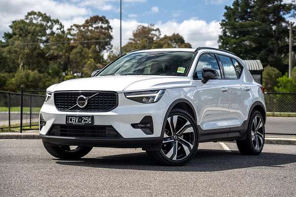 2022 Volvo XC40 Ultimate B5 Dark