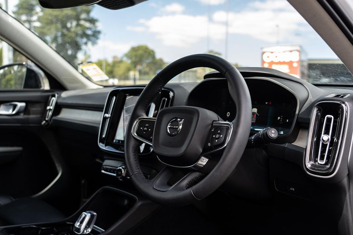 2022 Volvo XC40 Ultimate B5 Dark