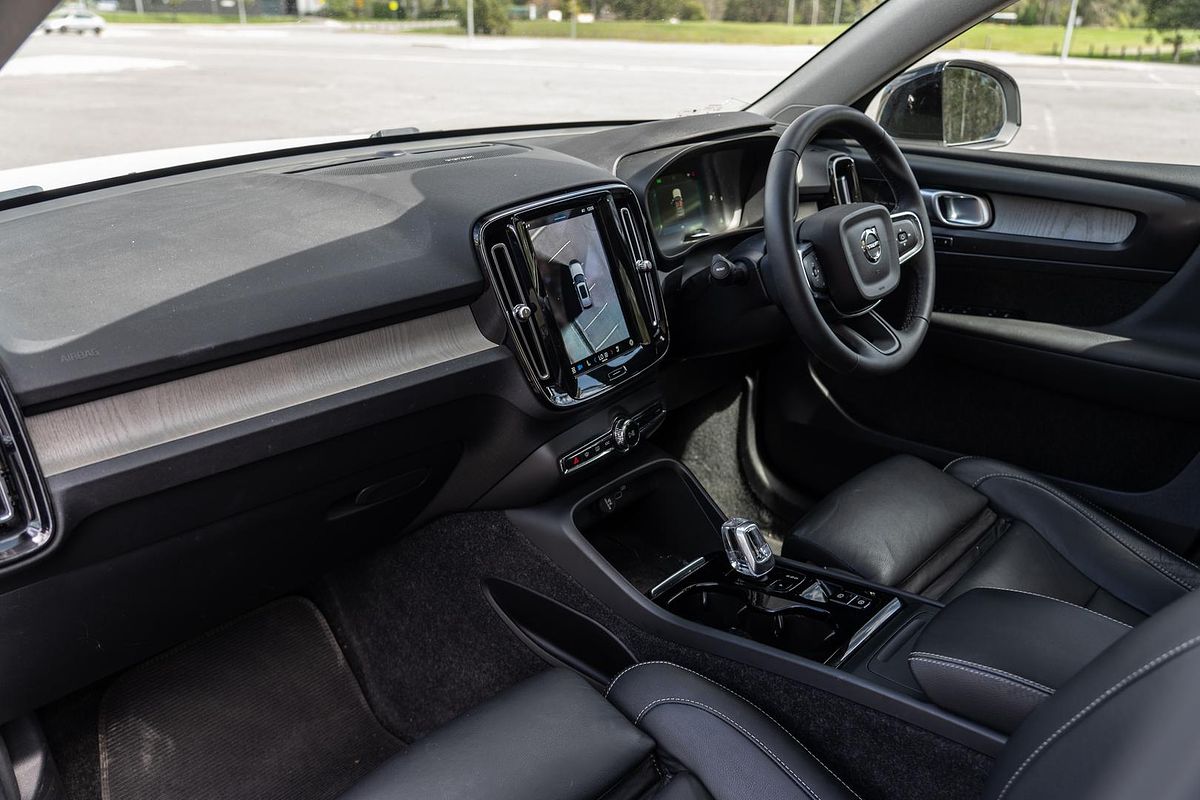 2022 Volvo XC40 Ultimate B5 Dark