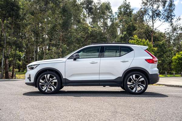 2022 Volvo XC40 Ultimate B5 Dark