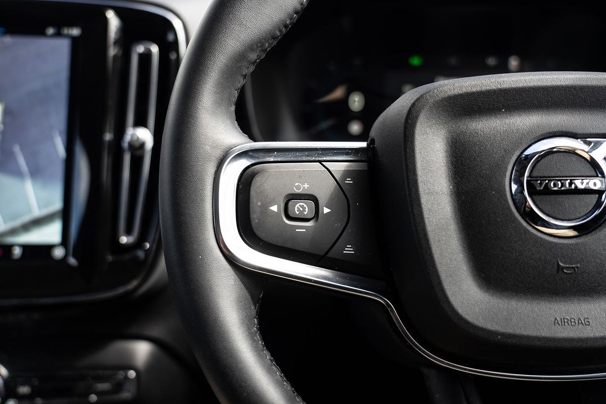 2022 Volvo XC40 Ultimate B5 Dark