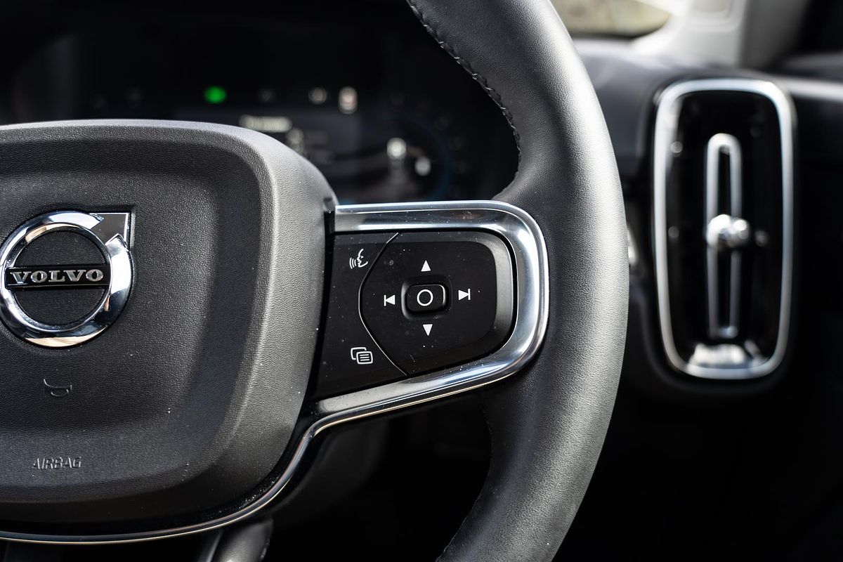 2022 Volvo XC40 Ultimate B5 Dark