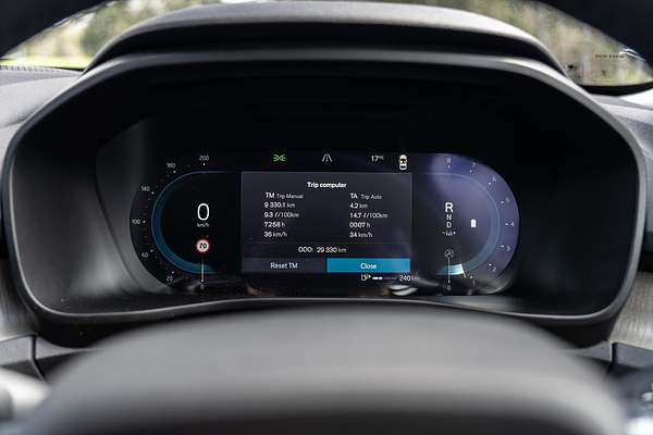 2022 Volvo XC40 Ultimate B5 Dark