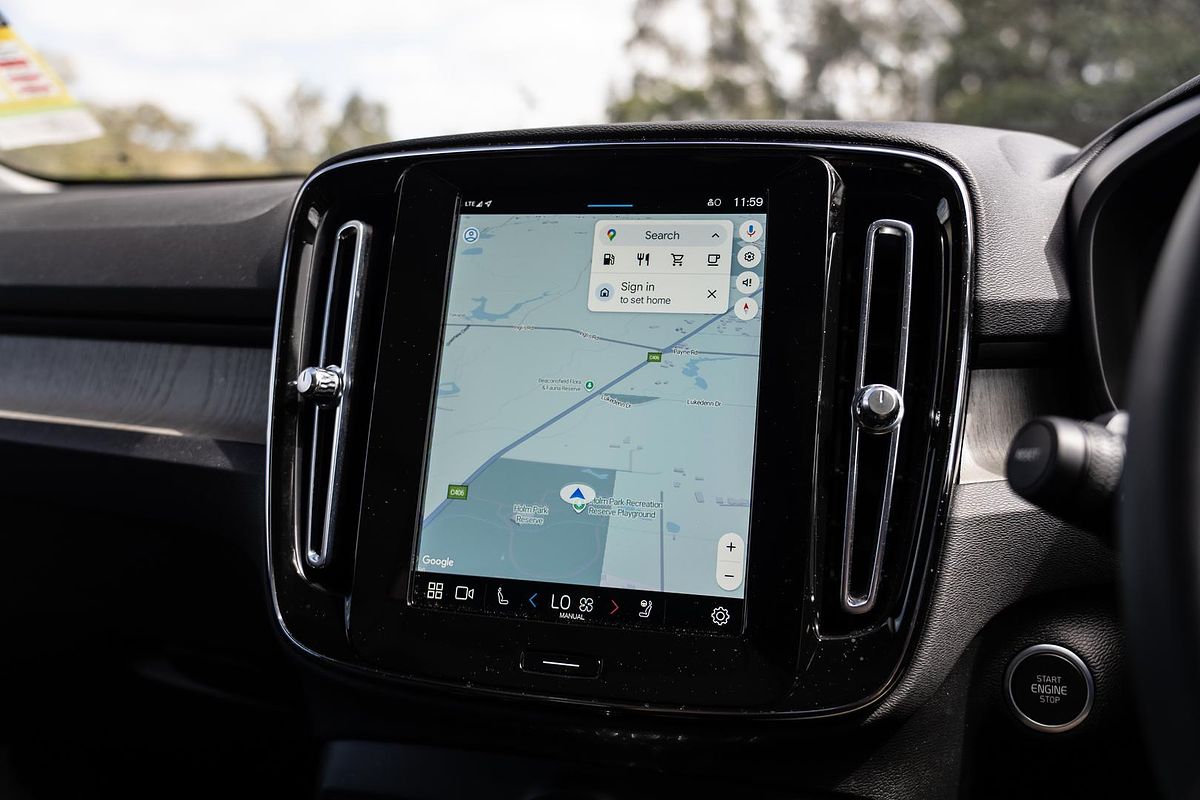 2022 Volvo XC40 Ultimate B5 Dark