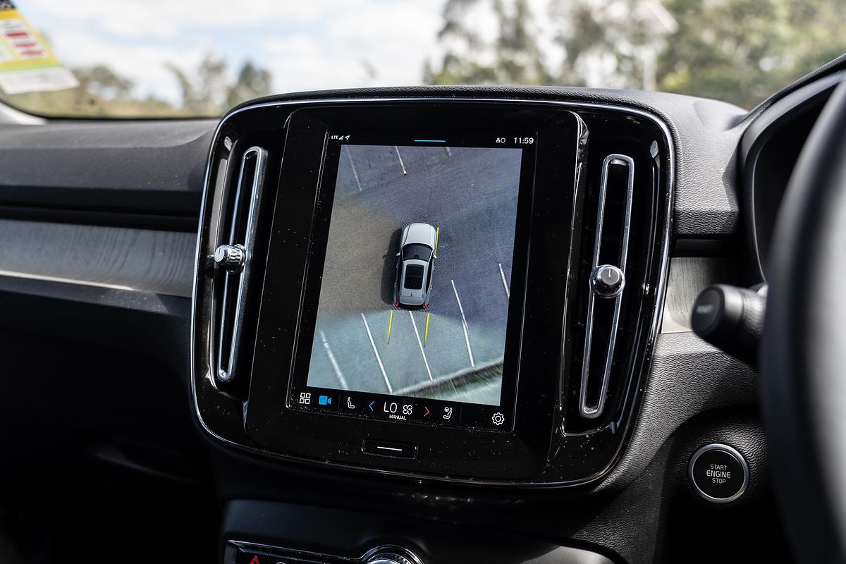 2022 Volvo XC40 Ultimate B5 Dark