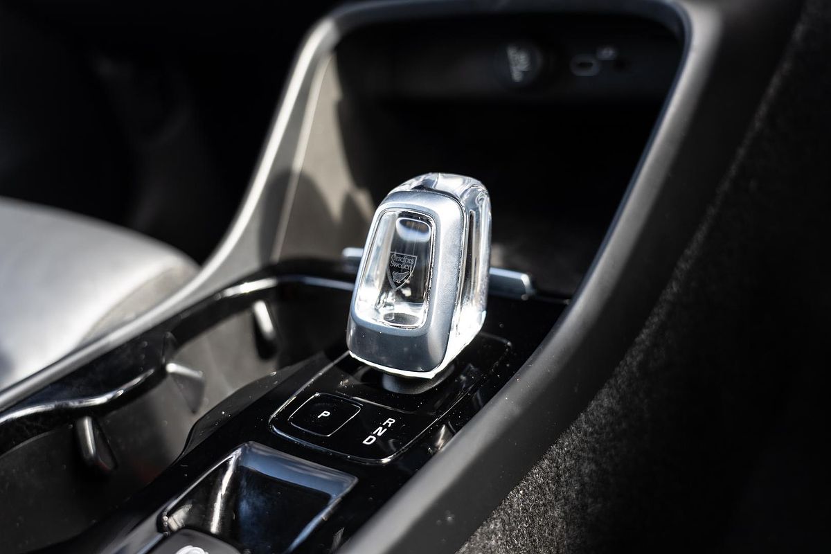 2022 Volvo XC40 Ultimate B5 Dark