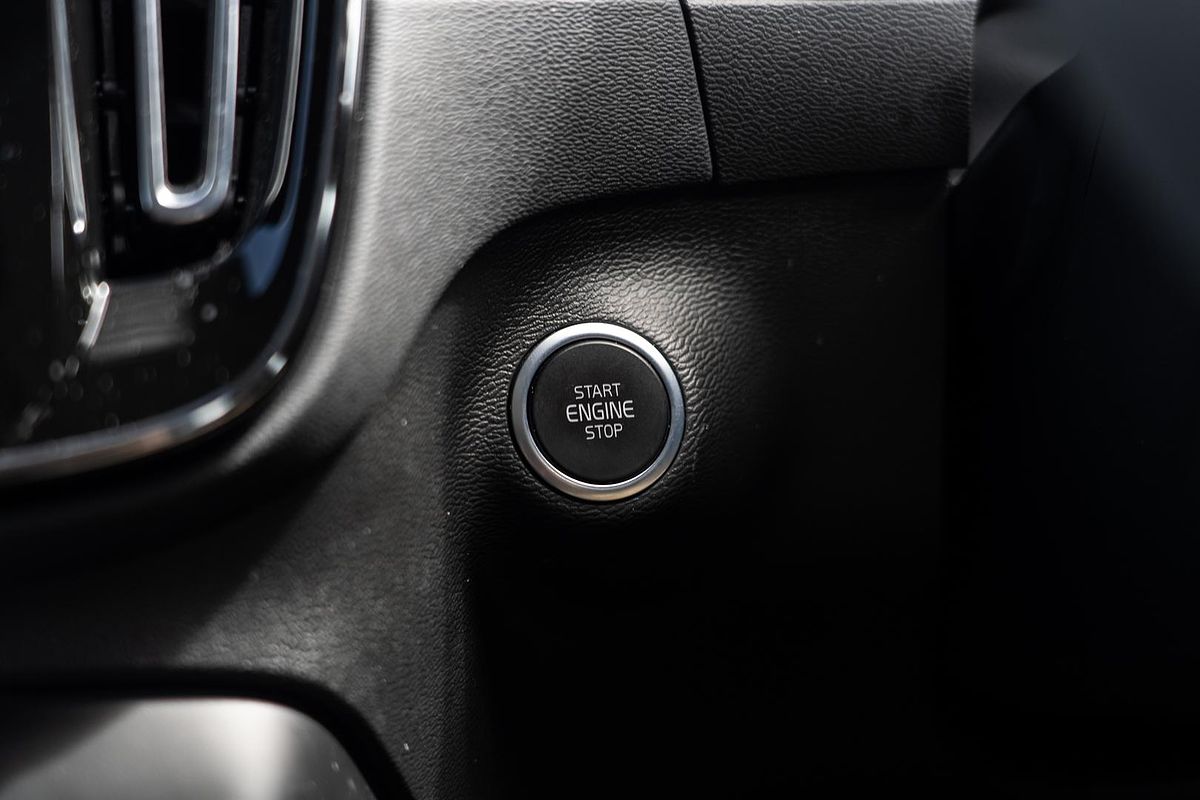 2022 Volvo XC40 Ultimate B5 Dark