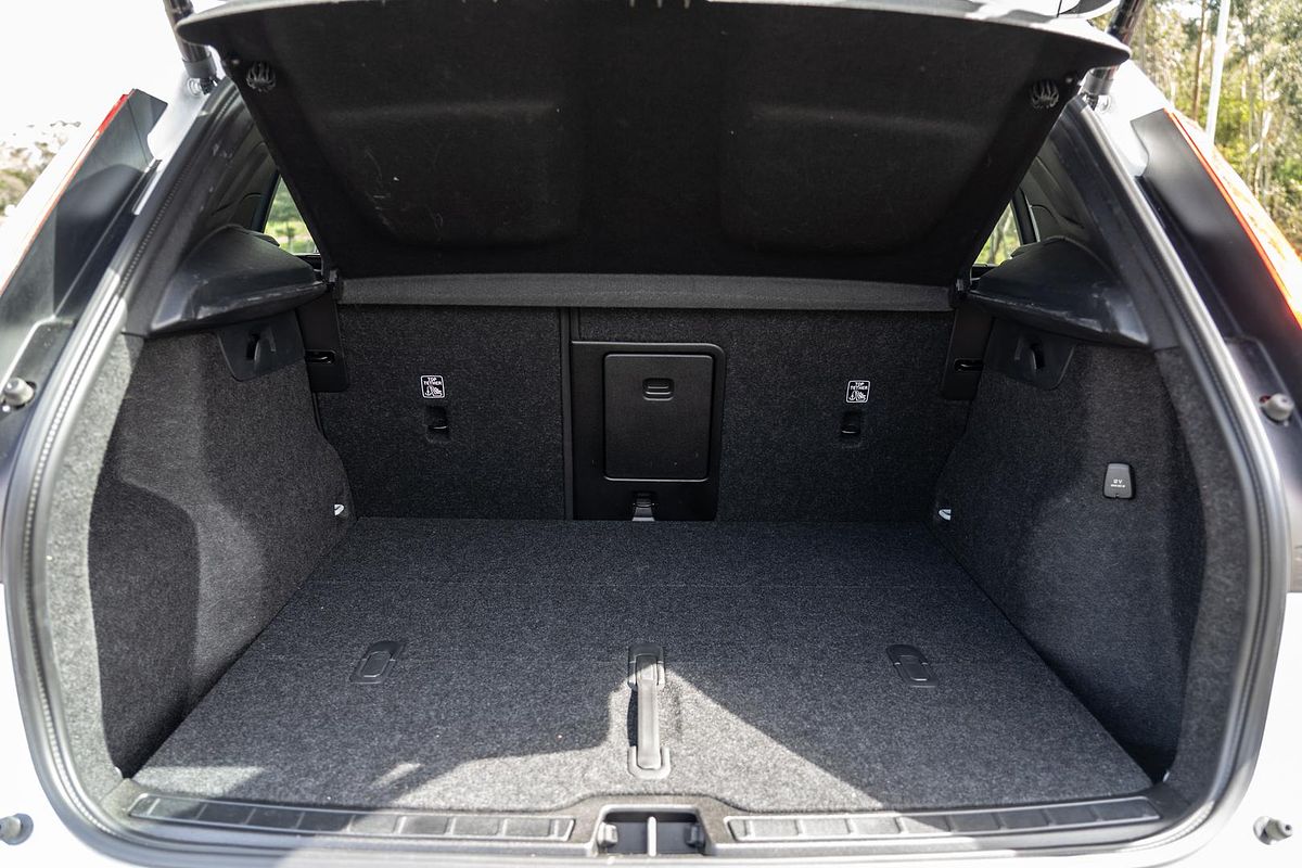 2022 Volvo XC40 Ultimate B5 Dark