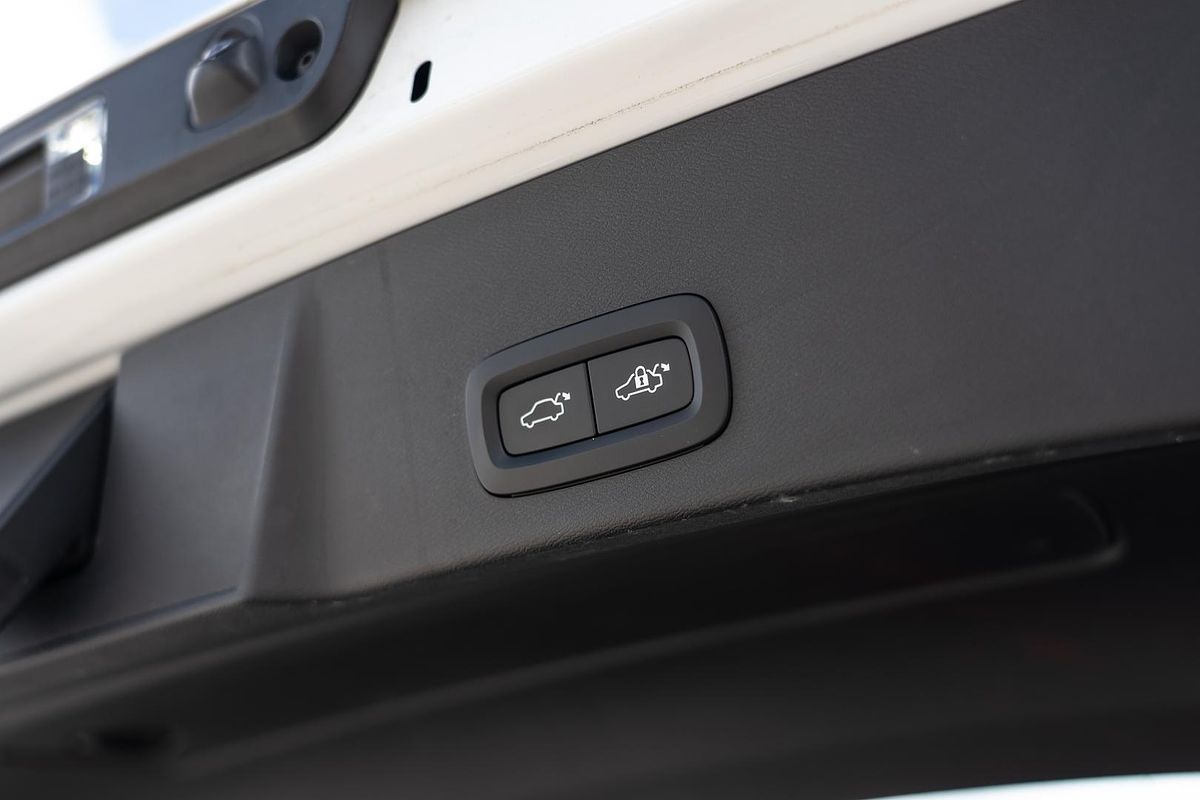 2022 Volvo XC40 Ultimate B5 Dark