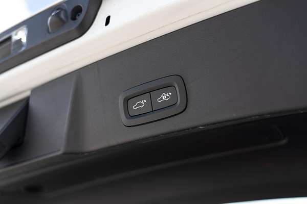2022 Volvo XC40 Ultimate B5 Dark