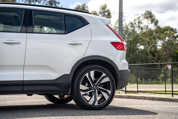 2022 Volvo XC40 Ultimate B5 Dark